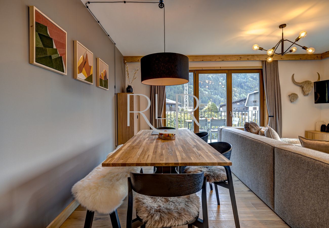Blanc Mont Blanc 303 has a stylish dining table for 6 people.