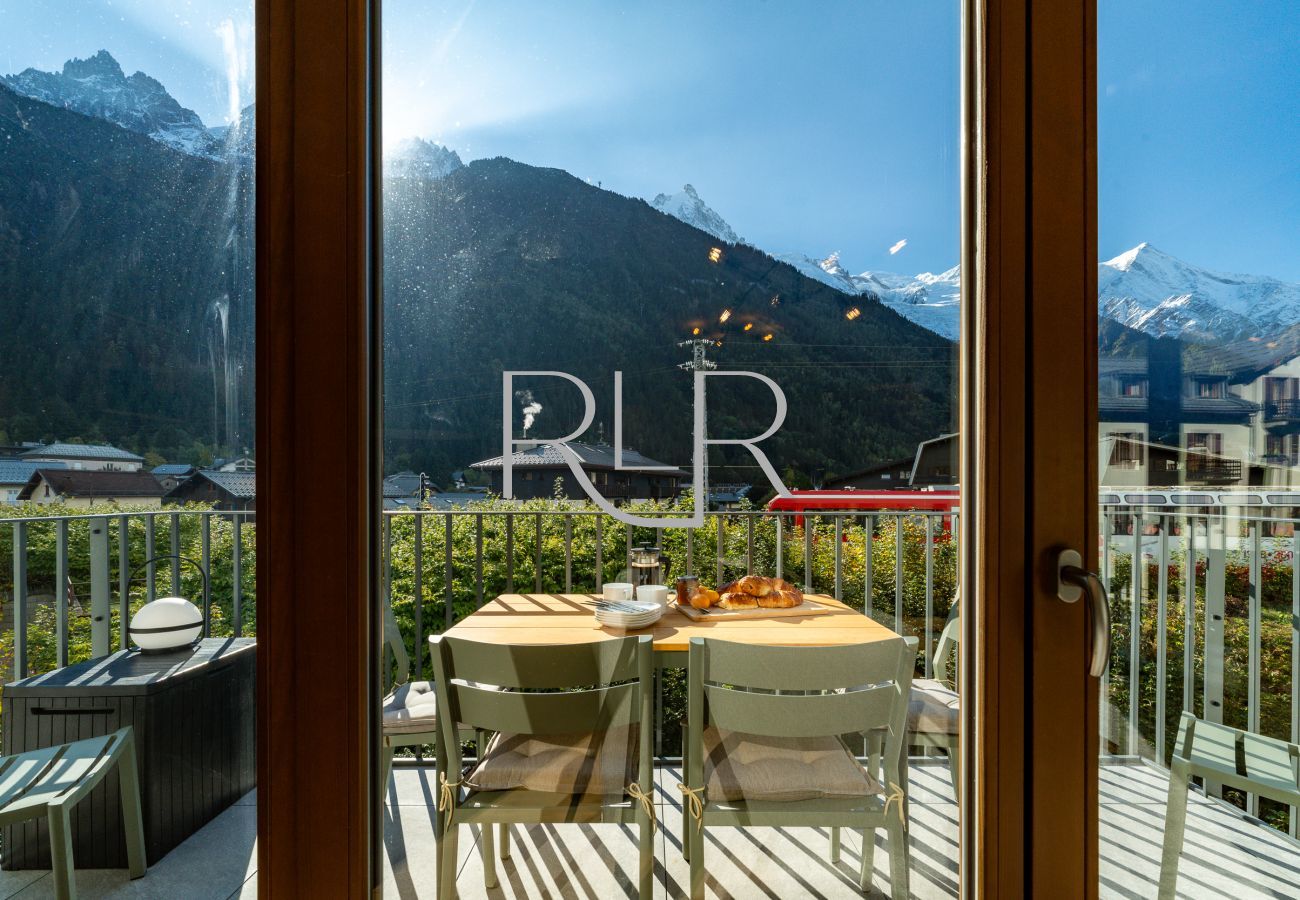 Blanc Mont Blanc 303 benefits from having two balconies.