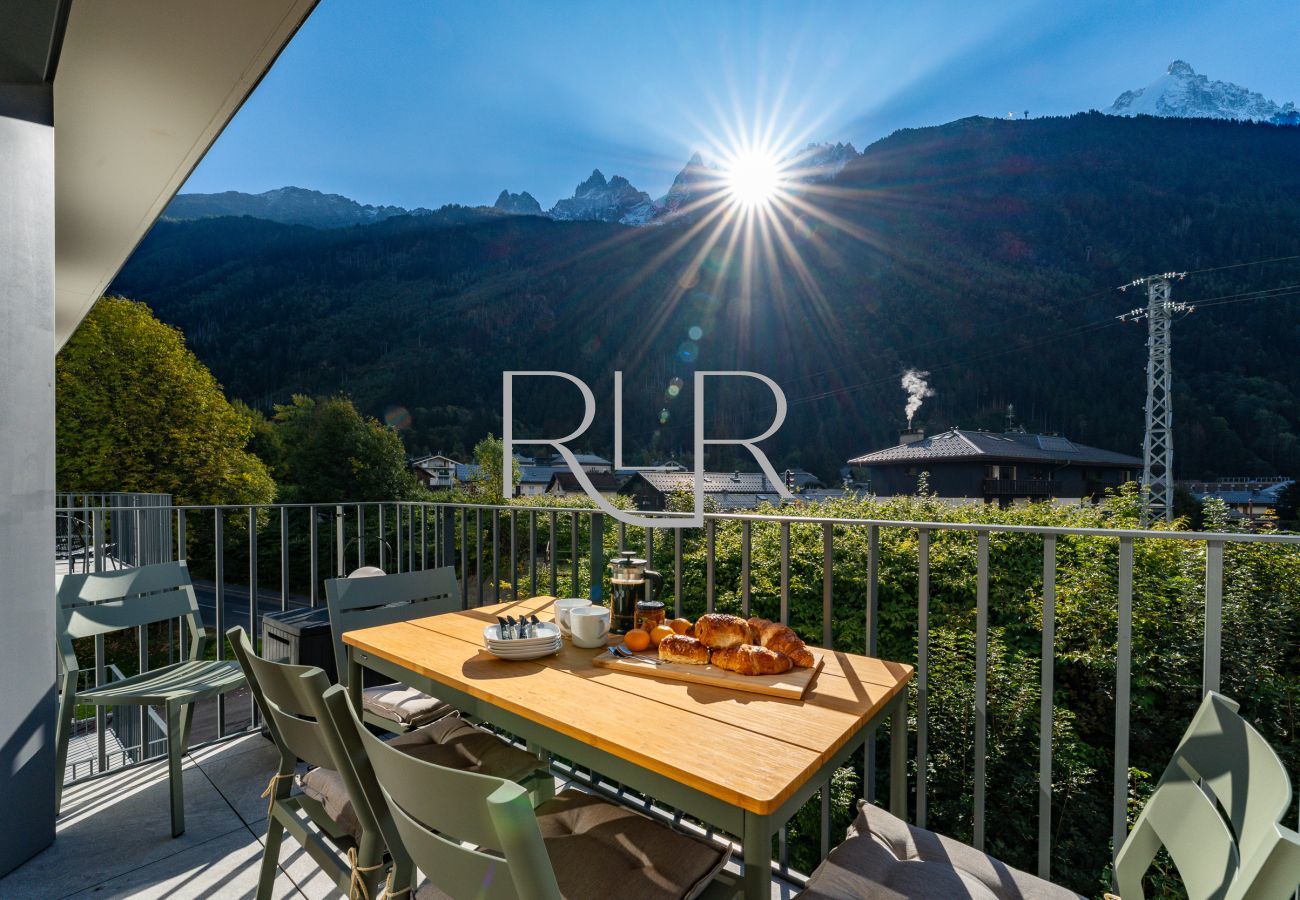 Blanc Mont Blanc 303 has outdoor dining furniture.