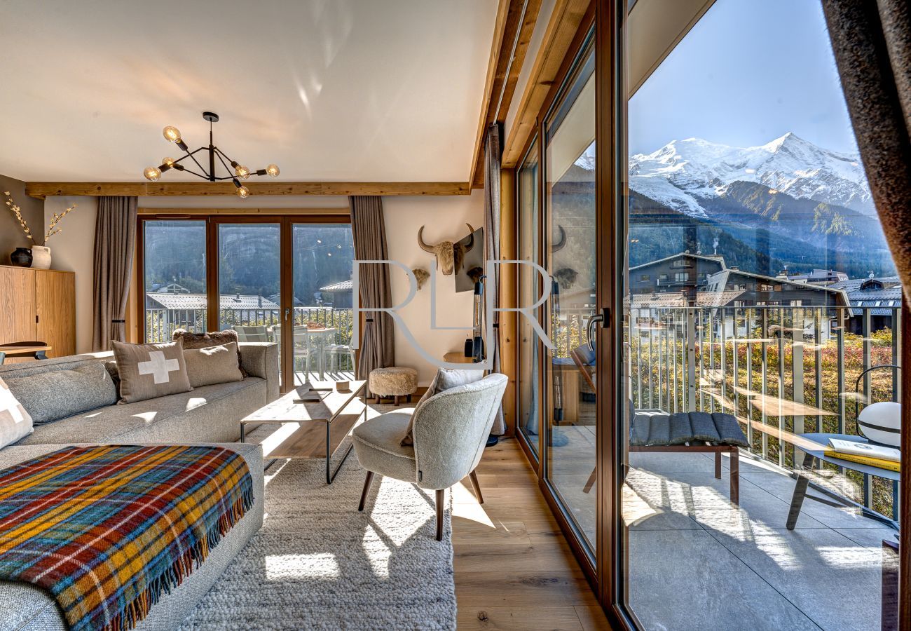 Blanc Mont Blanc 303 has beautiful mountain views.
