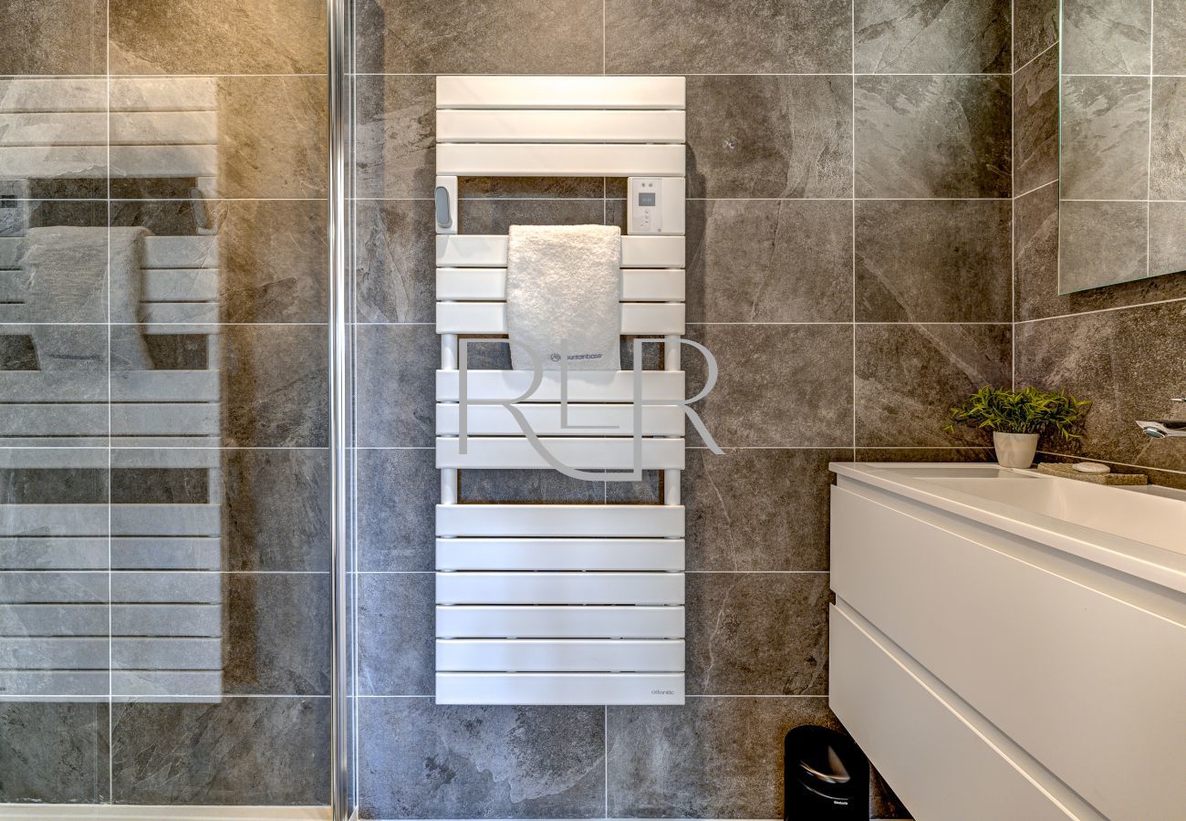 There is an ensuite shower room to Bedroom 3 in apartment Blanc Mont Blanc 303.