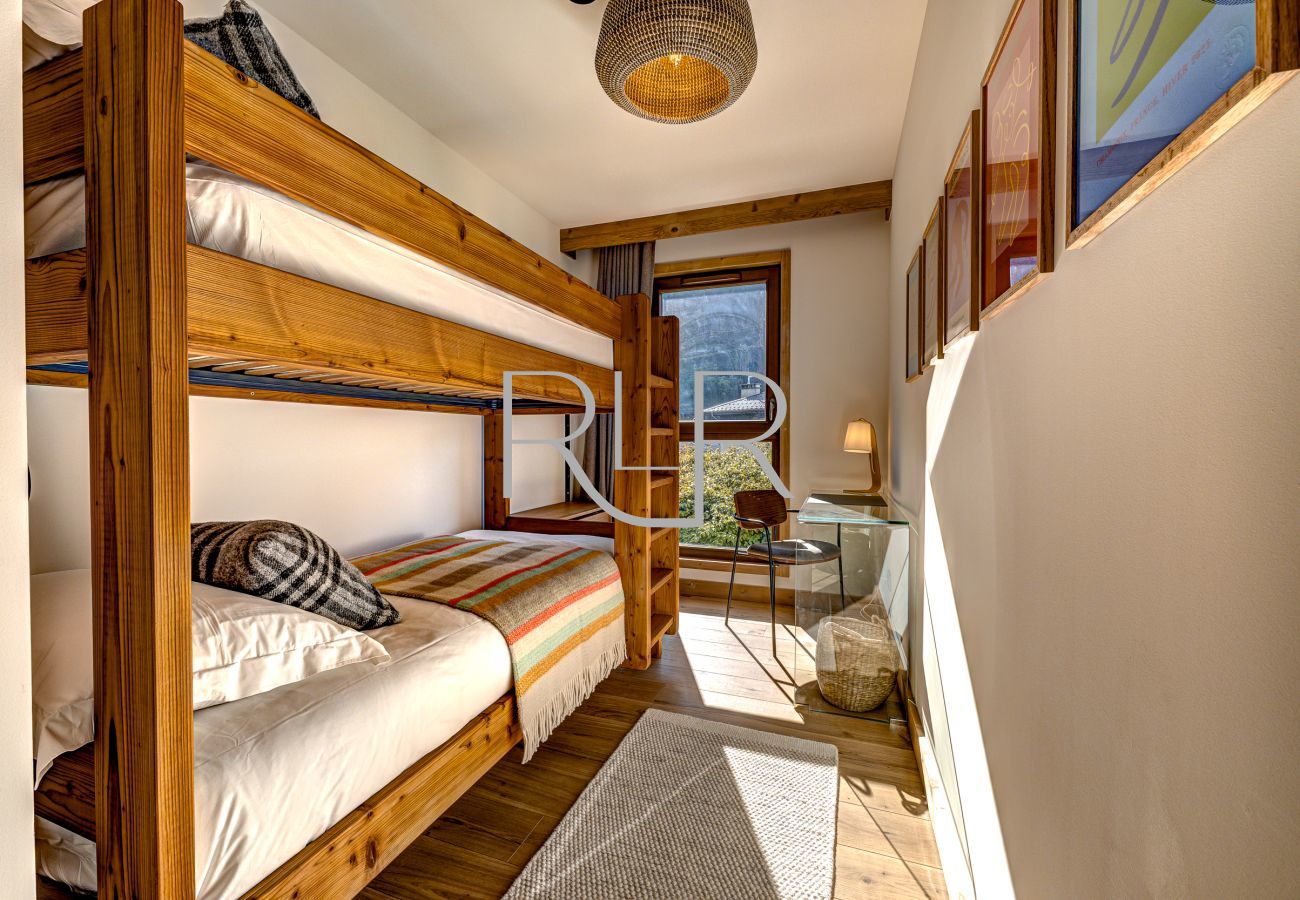 Blanc Mont Blanc 303 has full-size bunk beds.