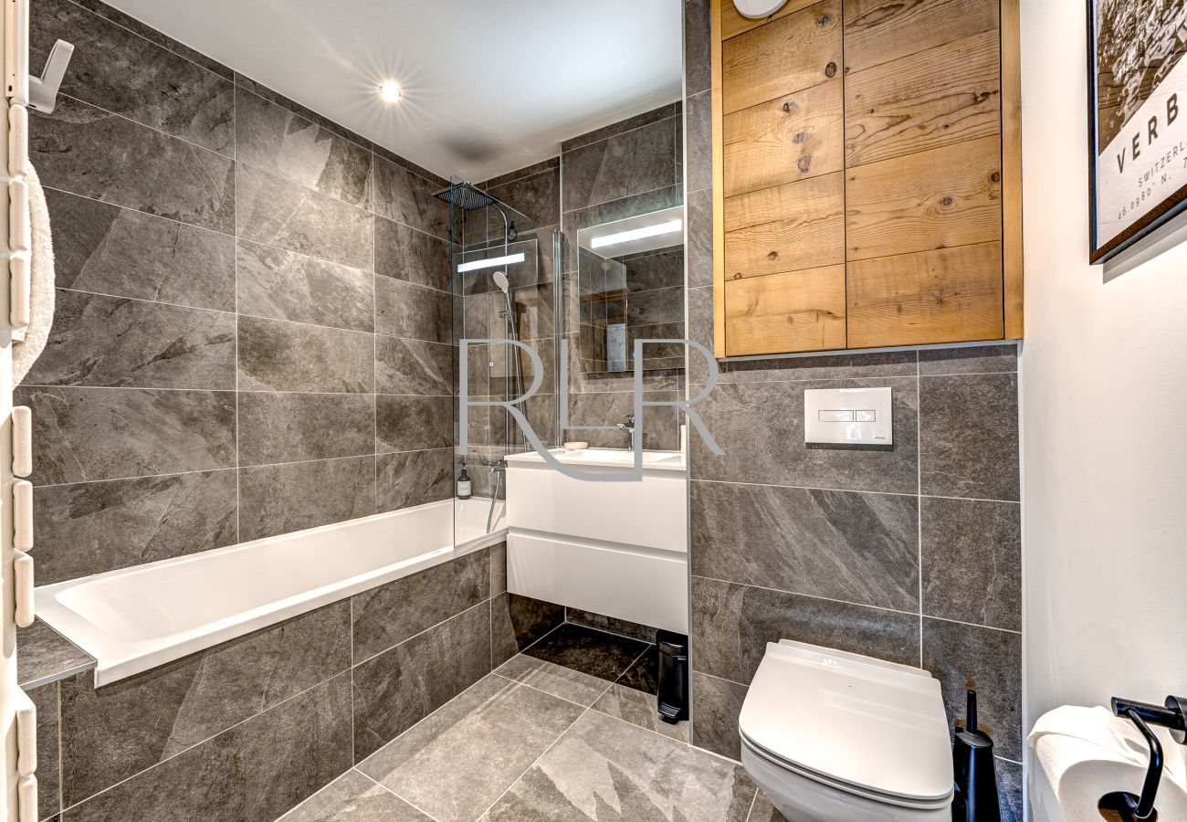 There is a bathroom with a shower above the bath in Blanc Mont Blanc 303.